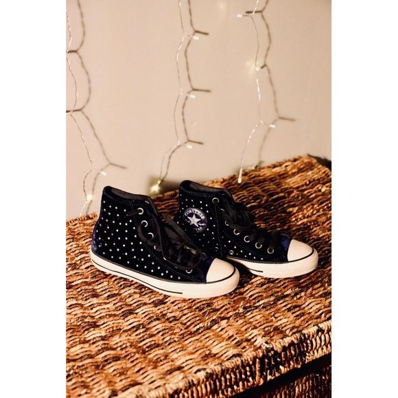 ⚡️FLASH S A L E ⚡️Converse Hi Top Velvet W Studs - Picture 4 of 5